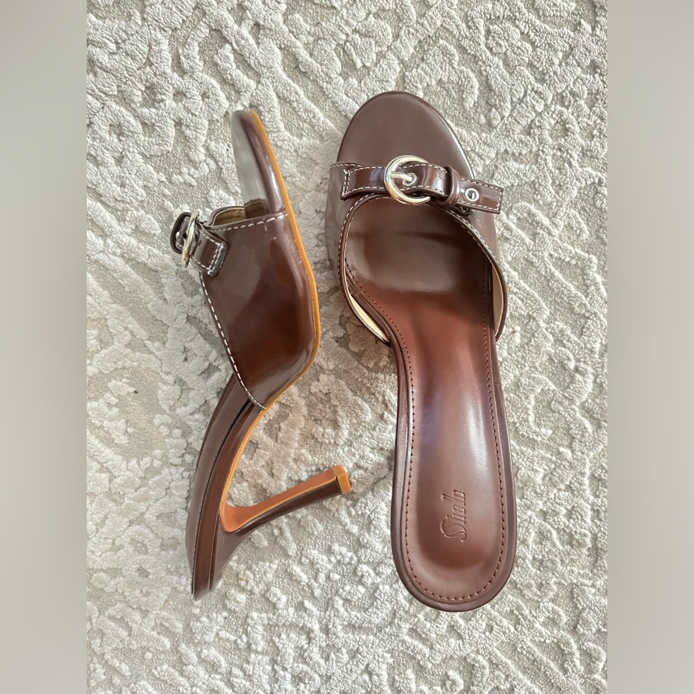 Women’s open toe mule with sliver buckle
